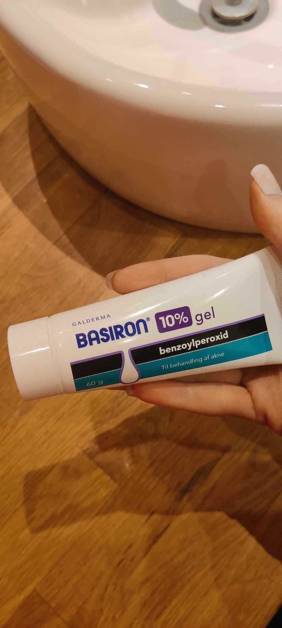 Basiron gel: En kraftfuld acnebehandling med benzoylperoxid, der bekæmper urenheder effektivt under din daglige hudplejerutine.